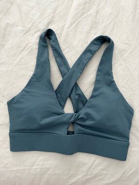 Fabletics Oasis Twist Sports Bra - Slate Blue